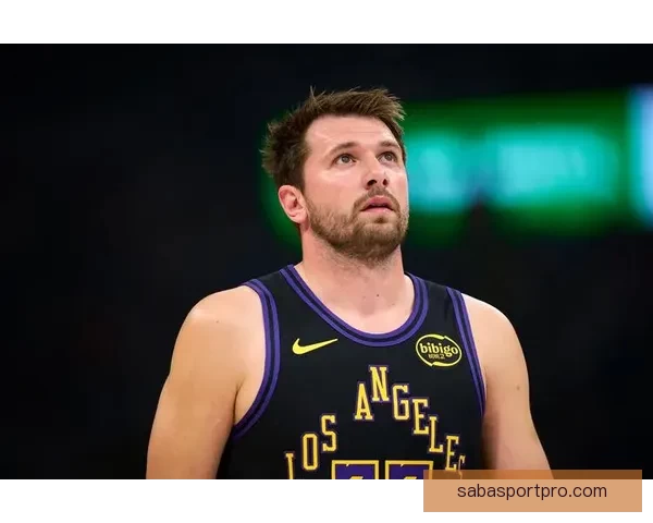 东契奇突破遭遇腿筋拉伤紧急退出比赛 返回更衣室进行治疗